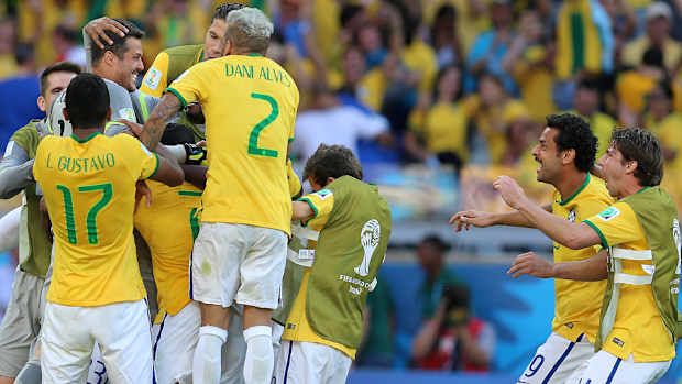Julio Cesar Mobbed